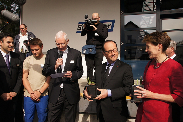 Zum Abschied ein Geschenk aus der Lehrlingswerkstatt für den Staatspräsidenten, von links: Lehrling Samuel Niklaus, Hans Ruedi Schweizer, François Hollande und Bundespräsidentin Simonetta Sommaruga. (Bild Urs E. Kneubühl)