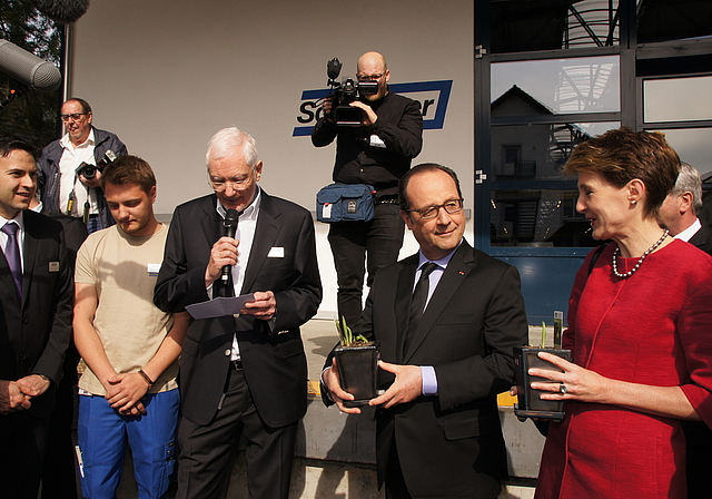 Zum Abschied ein Geschenk aus der Lehrlingswerkstatt für den Staatspräsidenten, von links: Lehrling Samuel Niklaus, Hans Ruedi Schweizer, François Hollande und Bundespräsidentin Simonetta Sommaruga. (Bild Urs E. Kneubühl)