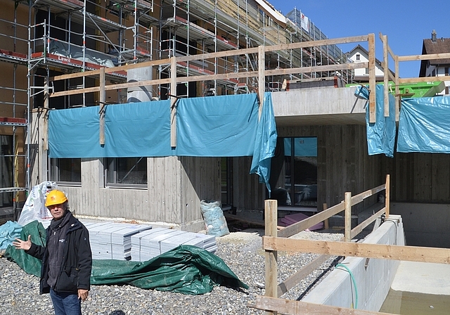 Baustellenbesichtigung mit Architekt Remo Sciessere, der das Projekt mitinitiiert hat. 