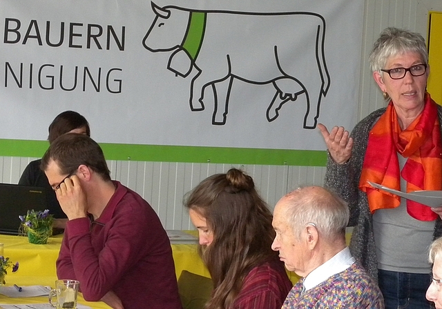 Regina Fuhrer, die Präsidentin der Kleinbauern-Vereinigung, präsentiert den Mitgliedern ihren Jahresbericht.