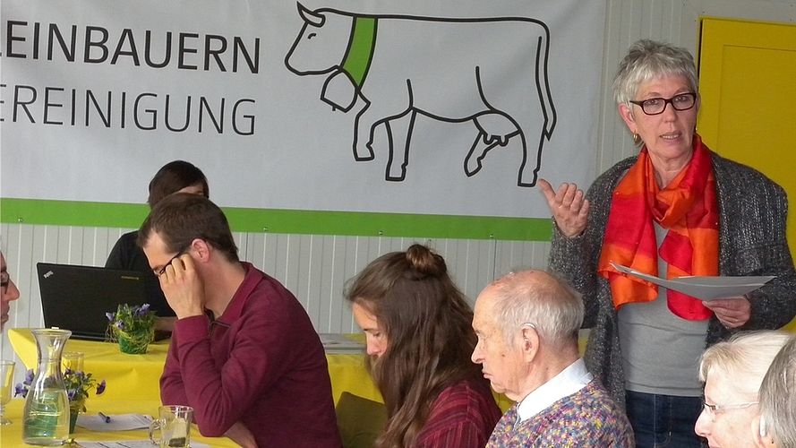 Regina Fuhrer, die Präsidentin der Kleinbauern-Vereinigung, präsentiert den Mitgliedern ihren Jahresbericht. Regina Fuhrer, die Präsidentin der Kleinbauern-Vereinigung, präsentiert den Mitgliedern ihren Jahresbericht.
