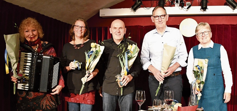 Die Mitwirkenden von links: Die Musizierenden, Elsbeth Schweizer und Christine Sommer; Daniel Sommer, EVP-Kantonsrat; Mario Fehr, parteiloser Regierungsrat; und Eveline Fenner, Affoltemer Stadtpräsidentin. (Bild Claudia Eugster)