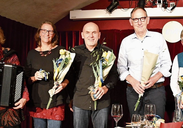 Die Mitwirkenden von links: Die Musizierenden, Elsbeth Schweizer und Christine Sommer; Daniel Sommer, EVP-Kantonsrat; Mario Fehr, parteiloser Regierungsrat; und Eveline Fenner, Affoltemer Stadtpräsidentin. (Bild Claudia Eugster)