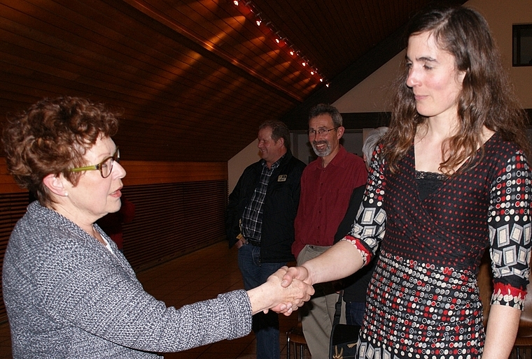 Marianne Mühl (links), Präsidentin der LEK-Kommission Knonau im Gespräch mit Referentin Yvonne Schwarzenbach, Biologin von Orniplan. (Bild Thomas Stöckli)