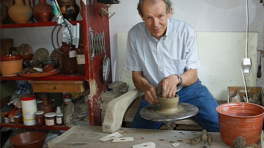 Töpfern wie die alten Römer: Johannes Weiss hat die Techniken wiederentdeckt. (Bilder Thomas Stöckli)