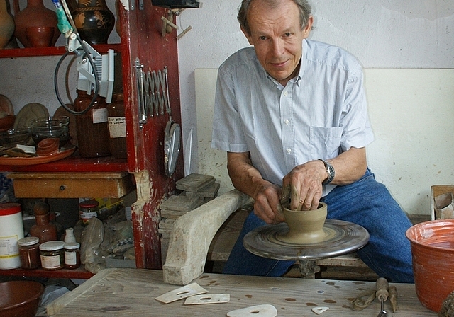 Töpfern wie die alten Römer: Johannes Weiss hat die Techniken wiederentdeckt. (Bilder Thomas Stöckli)