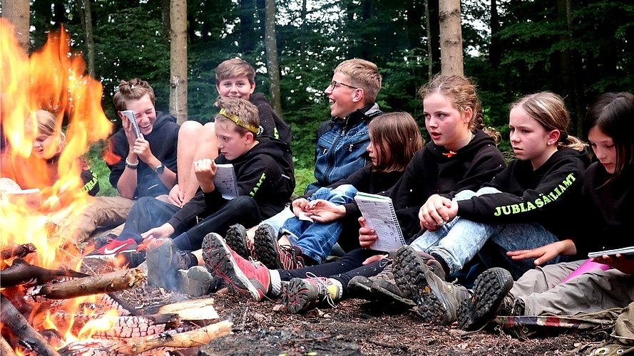 Die Jublaner hatten beim Singen ums Feuer viel Spass. Die Jublaner hatten beim Singen ums Feuer viel Spass.