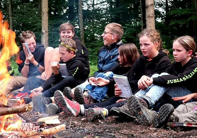Die Jublaner hatten beim Singen ums Feuer viel Spass.