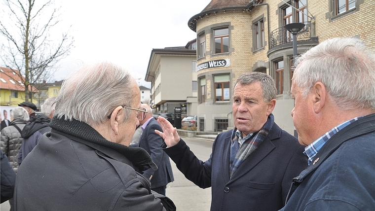 Regierungsrat Ernst Stocker an der Oberen Bahnhofstrasse in Affoltern im Gespräch mit Passanten und Standbesuchern. <em>(Bild Werner Schneiter)</em>