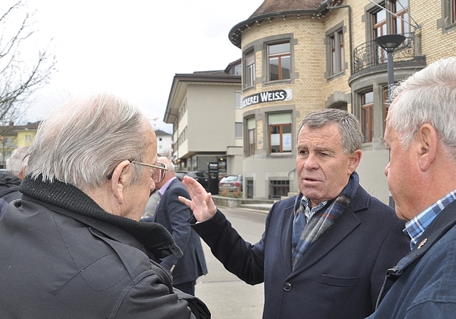 Regierungsrat Ernst Stocker an der Oberen Bahnhofstrasse in Affoltern im Gespräch mit Passanten und Standbesuchern. <em>(Bild Werner Schneiter)</em>
