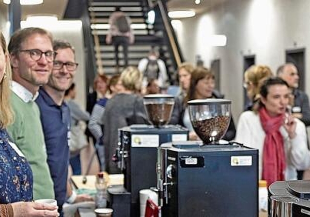 Der Elternbildungsmorgen bot zahlreich spannende Inputreferate sowie viel Zeit, um sich mit anderen Eltern bei Kaffee und Snacks über Herausforderungen und Chancen auszutauschen. (Bild Salomon Schneider)