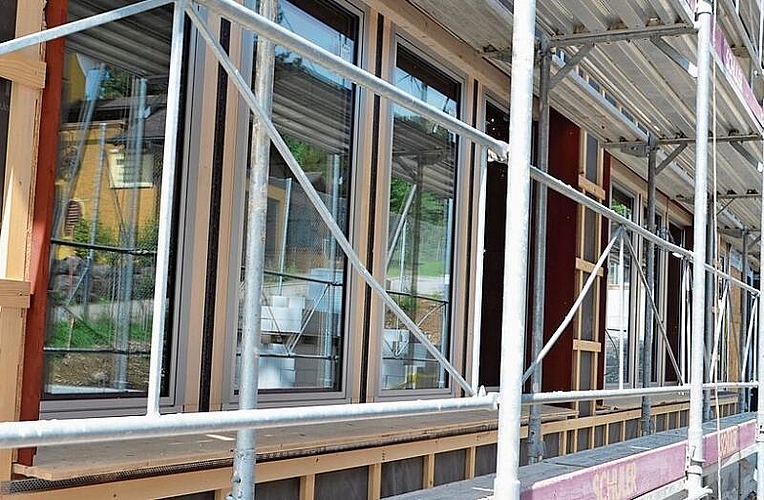 Die seitlichen Fensterbretter zeigen die Fassadenfarbe.