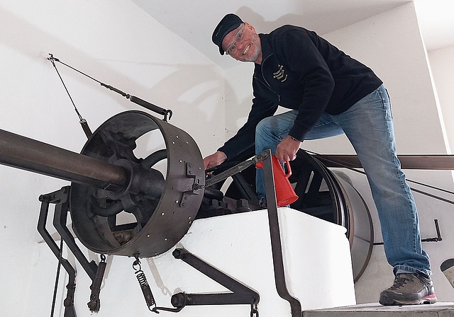 Marcel Funk beim Ölen der sogenannten Königswelle. (Bilder Marcus Weiss)