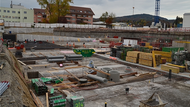 Baustelle hinter dem Feuerwehrdepot (hinten links) in Affoltern: Bis Ende Jahr soll das Parkgeschoss gedeckt sein und der Hochbau beginnen. (Bild Thomas Stöckli)