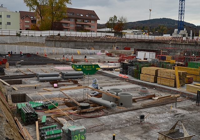 Baustelle hinter dem Feuerwehrdepot (hinten links) in Affoltern: Bis Ende Jahr soll das Parkgeschoss gedeckt sein und der Hochbau beginnen. (Bild Thomas Stöckli)