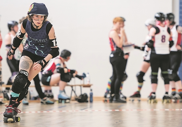 Vor zwei Jahren hat Tatjana Buser alias «Harley Hot Roll» aus Wettswil die Liebe zum Roller Derby entdeckt. <em>(Bild Zurich City Roller Derby)</em>