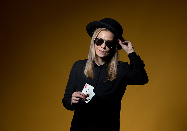 Claudia Chinello ist überzeugt, dass sich Pokerstrategien und Spielphilosophien auf das Leben übertragen lassen. (Bild zvg.)
