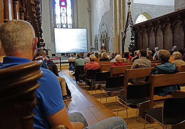 Klimaforscher Prof. Dr. Andreas Fischlin bei seinem Referat in der Kappeler Kirche. (Bild Martin Platter)