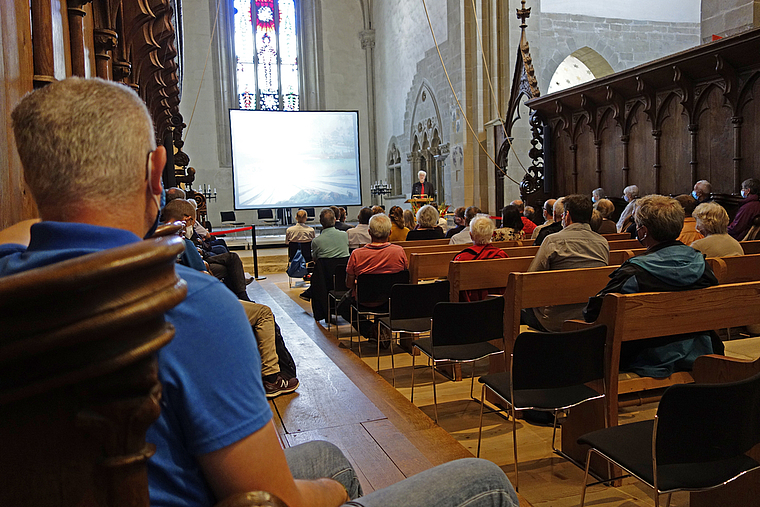 Klimaforscher Prof. Dr. Andreas Fischlin bei seinem Referat in der Kappeler Kirche. (Bild Martin Platter)