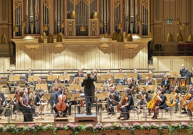 Im Kasinosaal steht dann das Sinfonieorchester «Nota Bene» erstmals unter der Leitung von Olivera Sekulic. (Bild zvg.)
