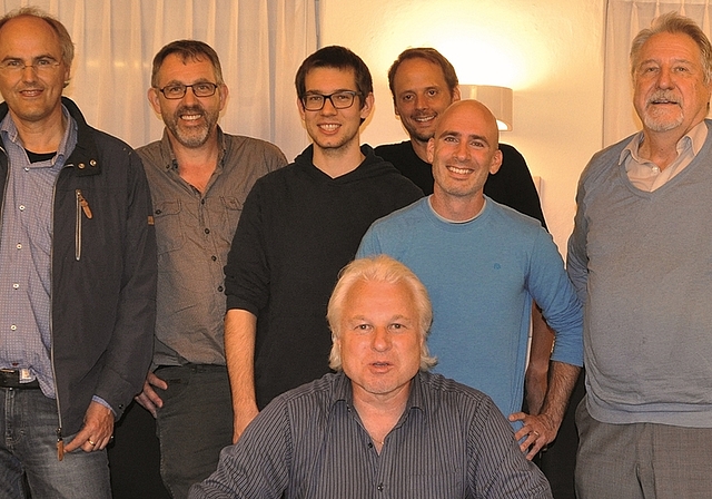 Freude nach dem wegweisenden Sieg gegen Olten: v.l.n.r. Marcel Hug, Werner Aeschbach, Philipp Aeschbach, Hanspeter Bieri, Daniel Christen, Andreas Huss, Kaspar Köchli (vorne); bereits abgereist Sacha Georges. Ebenfalls im National- liga-B-Team: Theo