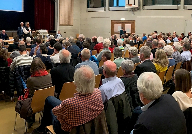 Die Zukunft des Spitals Affoltern mobilisiert. Über 150 Stimmberechtigte nahmen an der Gemeindeversammlung in Hedingen teil. <em>(Bild Stefan Schneiter)</em>