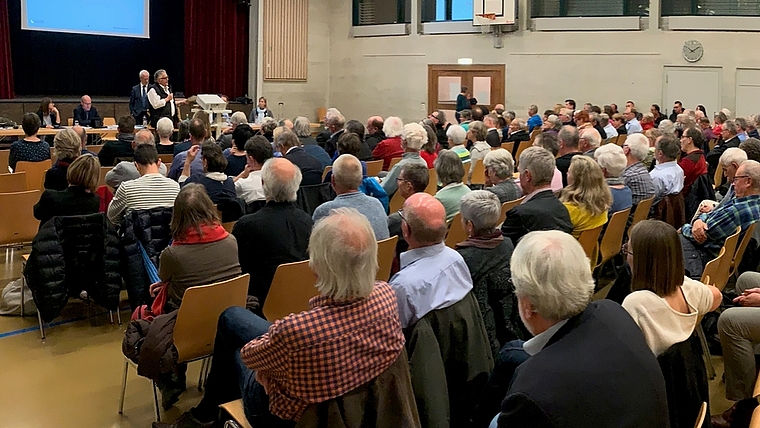 Die Zukunft des Spitals Affoltern mobilisiert. Über 150 Stimmberechtigte nahmen an der Gemeindeversammlung in Hedingen teil. <em>(Bild Stefan Schneiter)</em>
