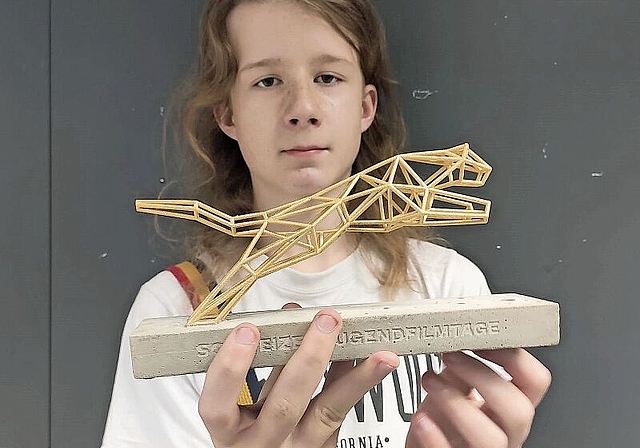 Eine tolle Auszeichnung - Joshua Schmidt aus Stallikon hält den springenden Panther als Preis für den besten Film von Kindern und Jugendlichen unter zwölf Jahren in der Hand. (Bild zvg.)