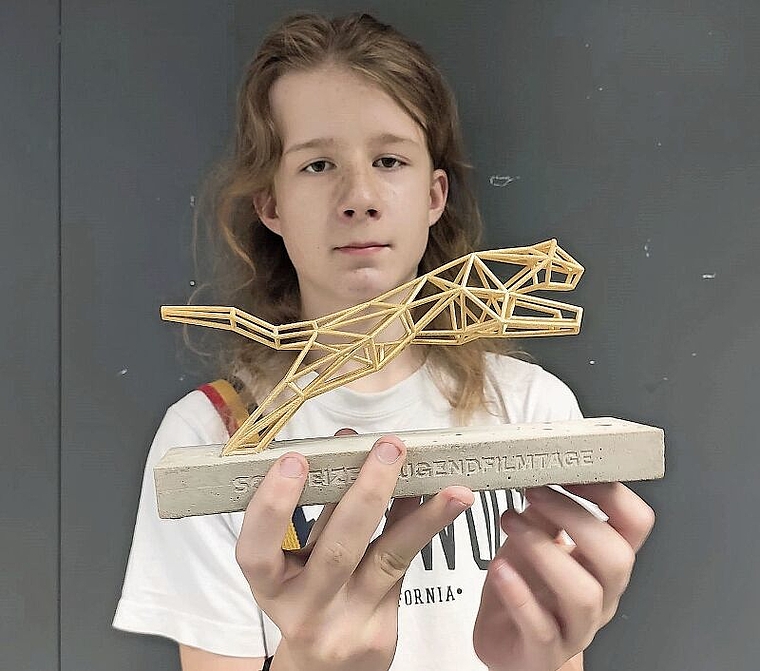 Eine tolle Auszeichnung - Joshua Schmidt aus Stallikon hält den springenden Panther als Preis für den besten Film von Kindern und Jugendlichen unter zwölf Jahren in der Hand. (Bild zvg.)