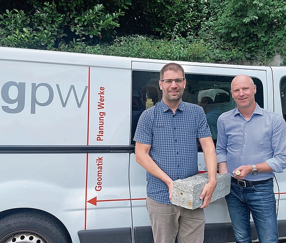 Roman Wolf und Diego Willa (von links) sind den Grenzen mit Marchstein und Bolzen auf der Spur. (Bilder Sandra Isabél Claus) Roman Wolf und Diego Willa (von links) sind den Grenzen mit Marchstein und Bolzen auf der Spur. (Bilder Sandra Isabél Claus)