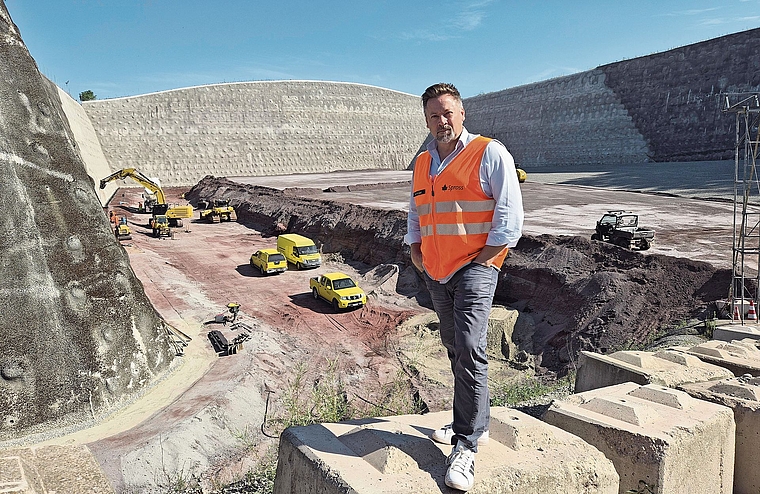 Imposante Kulisse: Josef Binzegger, Geschäftsführer Transport und Recycling, am Rande der Deponie. Sie bietet noch Volumen für die nächsten 8 bis 10 Jahre. (Bild Werner Schneiter)