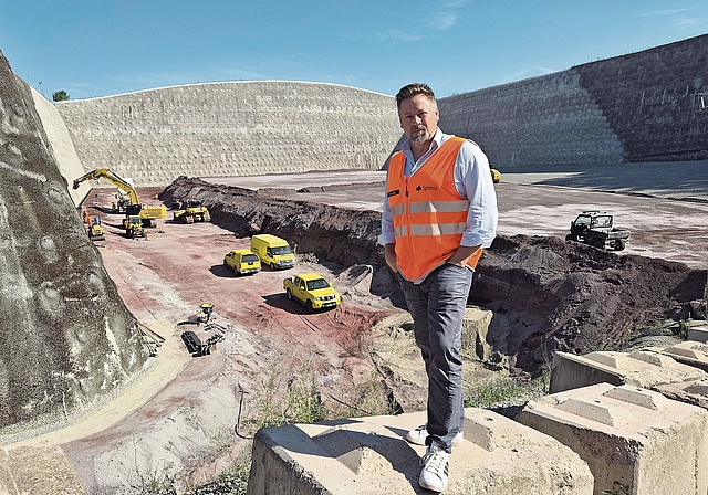 Imposante Kulisse: Josef Binzegger, Geschäftsführer Transport und Recycling, am Rande der Deponie. Sie bietet noch Volumen für die nächsten 8 bis 10 Jahre. (Bild Werner Schneiter)