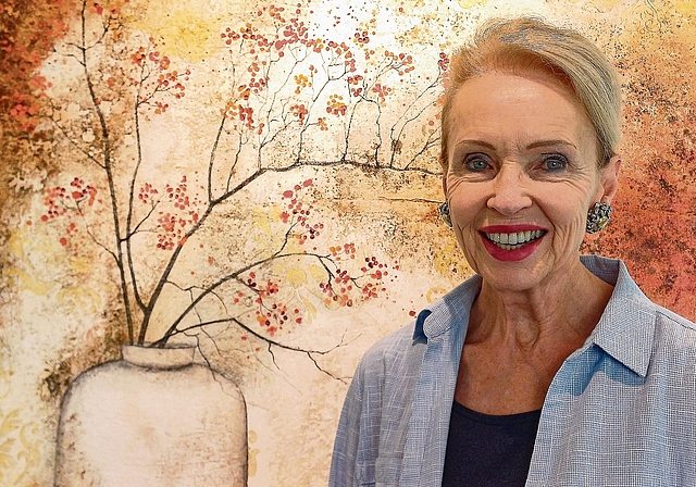 Elisabeth Jacob gibt in ihrem Atelier Einblick in ihr vielseitiges Schaffen: Landschaften, Blumen, Stillleben und abstrakte Gemälde in Mischtechnik. (Bild Regula Zellweger)