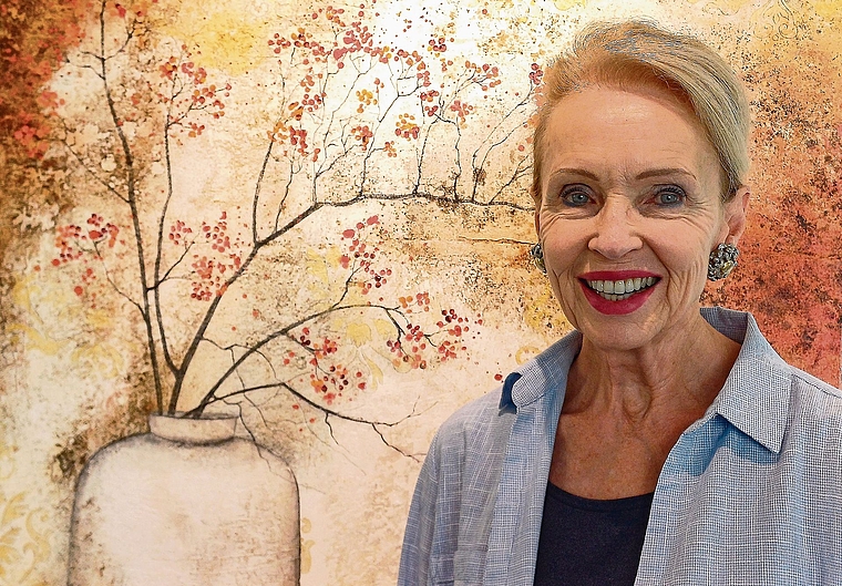 Elisabeth Jacob gibt in ihrem Atelier Einblick in ihr vielseitiges Schaffen: Landschaften, Blumen, Stillleben und abstrakte Gemälde in Mischtechnik. (Bild Regula Zellweger)