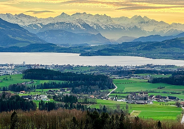 Kappel mit seiner markanten Kirche in der Bildmitte und seiner Nähe zum Wirtschaftsraum Zug und zur Innerschweiz. (Bild Martin Platter)