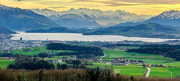 Kappel mit seiner markanten Kirche in der Bildmitte und seiner Nähe zum Wirtschaftsraum Zug und zur Innerschweiz. (Bild Martin Platter)
