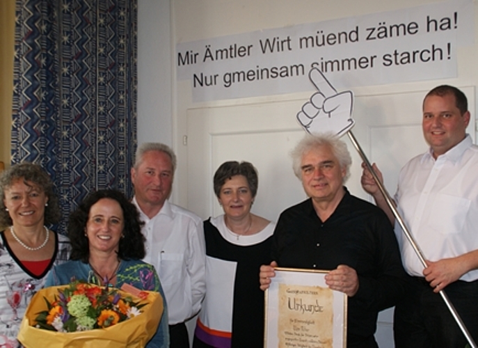 Ehrenmitglied Urs Peter (2. v.r.) mit dem neuen Vorstand. Von links: Anita Häberling, Daniela Hegetschweiler (neu), Beat Burkard, Präsidentin Vreni Spinner und Patrick Steck (rechts).
