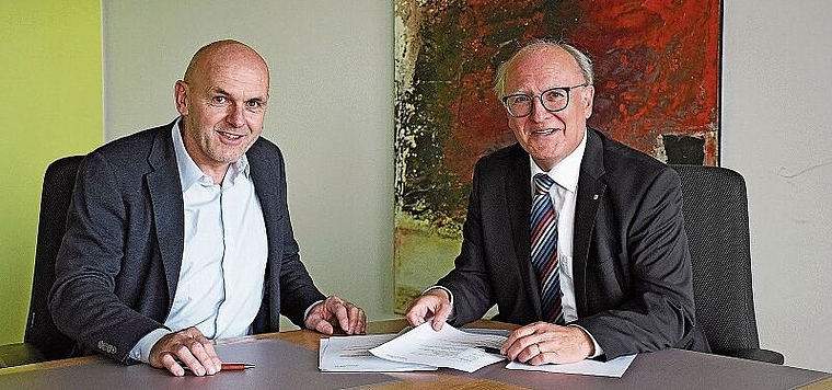 Sie blieben hartnäckig und freuen sich nun auf das Gymnasium in Affoltern: Stadtpräsident Clemens Grötsch (rechts) und EVP-Kantonsrat Daniel Sommer, Erstunterzeichner jenes Postulats, das nun ein Umdenken bewirkte. (Bild Livia Häberling)