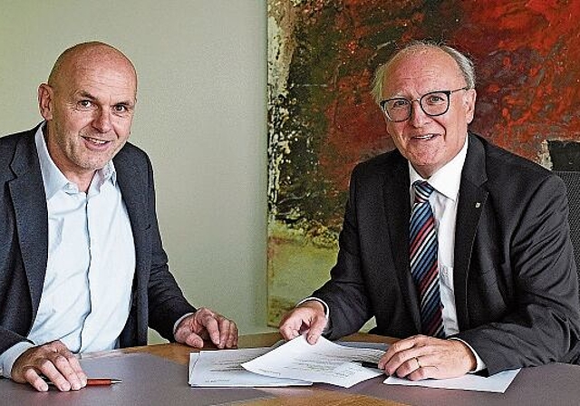 Sie blieben hartnäckig und freuen sich nun auf das Gymnasium in Affoltern: Stadtpräsident Clemens Grötsch (rechts) und EVP-Kantonsrat Daniel Sommer, Erstunterzeichner jenes Postulats, das nun ein Umdenken bewirkte. (Bild Livia Häberling)