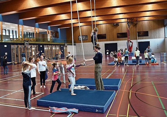 In der Dreifachturnhalle wird fleissig für die Zirkusvorstellung trainiert.