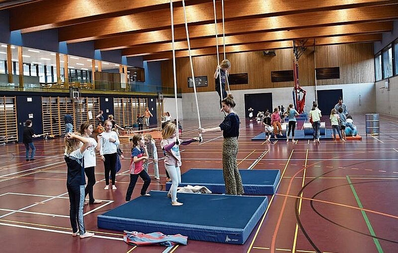 In der Dreifachturnhalle wird fleissig für die Zirkusvorstellung trainiert.