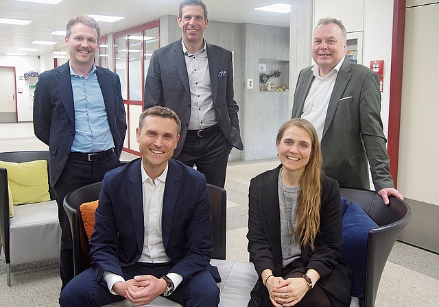 Kamen mit gut gefüllter Schatulle zur Präsentation der Gewinnausschüttung ins Gebäude der Kinder-Reha in Affoltern: (von links) Benedikt Lennartz (Immobilien Analytics), Thomas Walder (Filialleiter Affoltern), Thomas Bühler (Leiter Privatkunden 