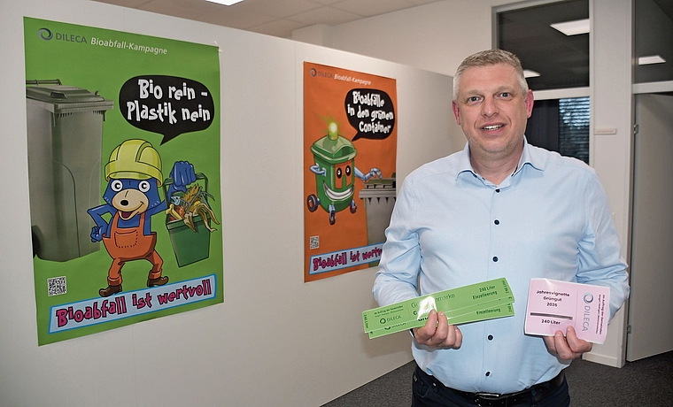 Dileca-Geschäftsführer Torsten Hartmann mit den neuen Einzel- und Jahresvignetten. (Bild Werner Schneiter)