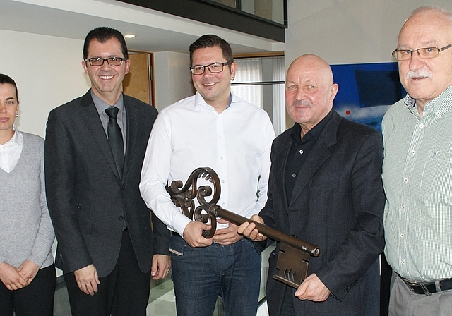 Schlüsselübergabe im Gemeindehaus Bonstetten: Der neue Gemeindeschreiber Daniel Nehmer (3. von links) und sein Vorgänger Primus Kaiser, flankiert links von Bezirksratsschreiberin Eliane Potratz und Statthalter Claude Schmidt sowie Gemeindepräside