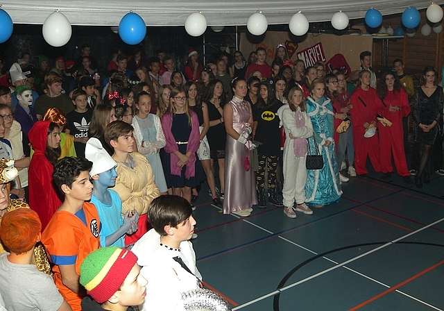 Eine fröhliche, bunte Schar versammelte sich zum Feststart in der Turnhalle. <em>(Bilder Marianne Voss)</em>