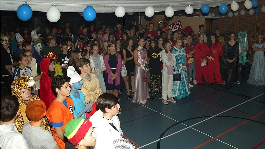 Eine fröhliche, bunte Schar versammelte sich zum Feststart in der Turnhalle. <em>(Bilder Marianne Voss)</em> Eine fröhliche, bunte Schar versammelte sich zum Feststart in der Turnhalle. <em>(Bilder Marianne Voss)</em>