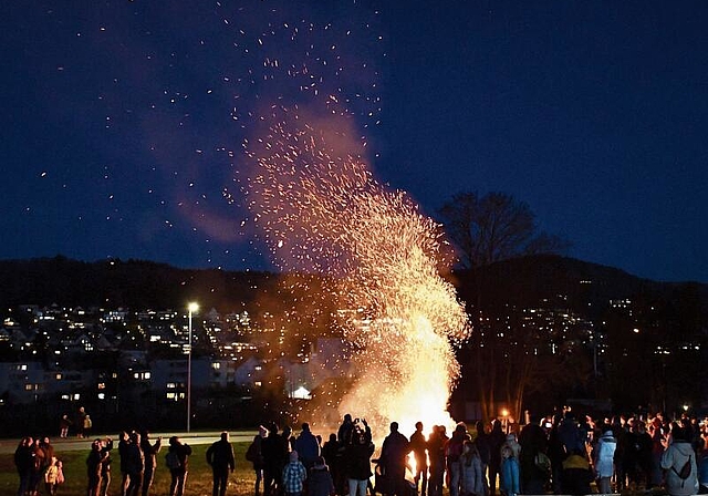 Die zahlreichen Besucher zeigten sich von den meterhohen Funken beeindruckt. (Bilder Dominik Stierli)