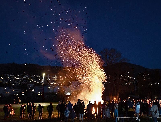 Die zahlreichen Besucher zeigten sich von den meterhohen Funken beeindruckt. (Bilder Dominik Stierli) Die zahlreichen Besucher zeigten sich von den meterhohen Funken beeindruckt. (Bilder Dominik Stierli)
