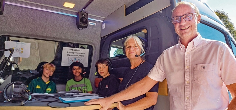 Das Radiostudio auf vier Rädern und mit Kindern als «Radiomacher» unterhielt Zuhörerinnen und Zuhörer neun Stunden lang. Im engen «Aufnahmestudio» moderiert Geigenlehrerin Cornelia Messerli, Musikschulleiter Daniel Berger (rechts) wartet darau