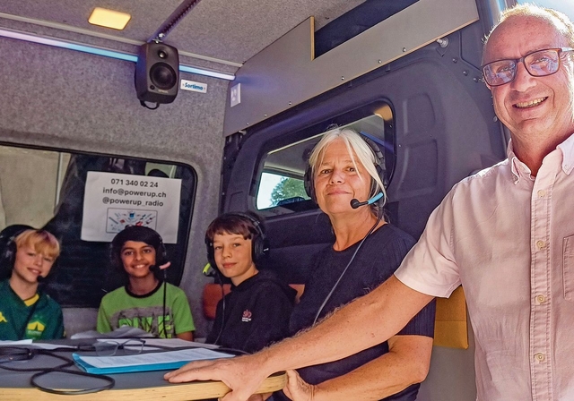 Das Radiostudio auf vier Rädern und mit Kindern als «Radiomacher» unterhielt Zuhörerinnen und Zuhörer neun Stunden lang. Im engen «Aufnahmestudio» moderiert Geigenlehrerin Cornelia Messerli, Musikschulleiter Daniel Berger (rechts) wartet darau
